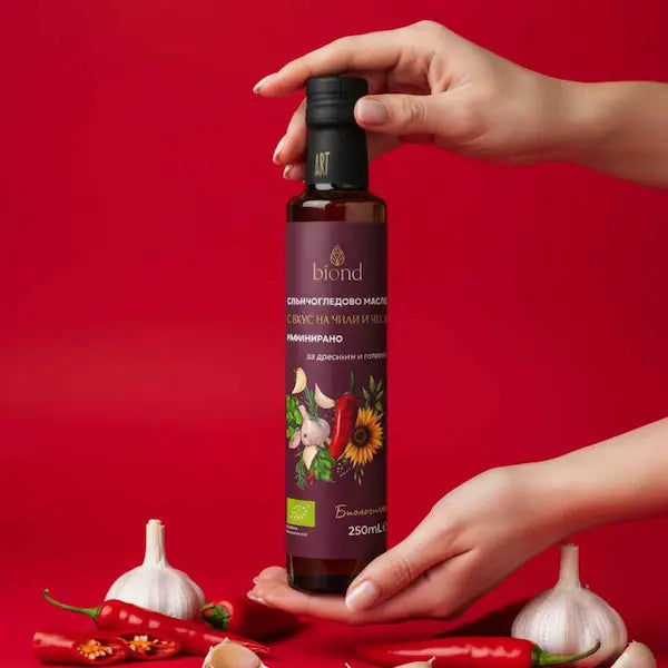 Био високоолеиново рафинирано слънчогледово масло с висока точка на димене за пържене и готвене.Био студено пресовано високоолеиново слънчогледово масло от 100% белена ядка, шарлан, за салати.